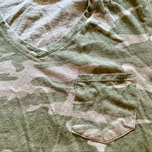 ✨ Universal Thread Camo V Neck Pocket Tee - XS - Picture 3 of 7